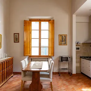Lovely One Bedroom Nearby Ponte Vecchio Italia